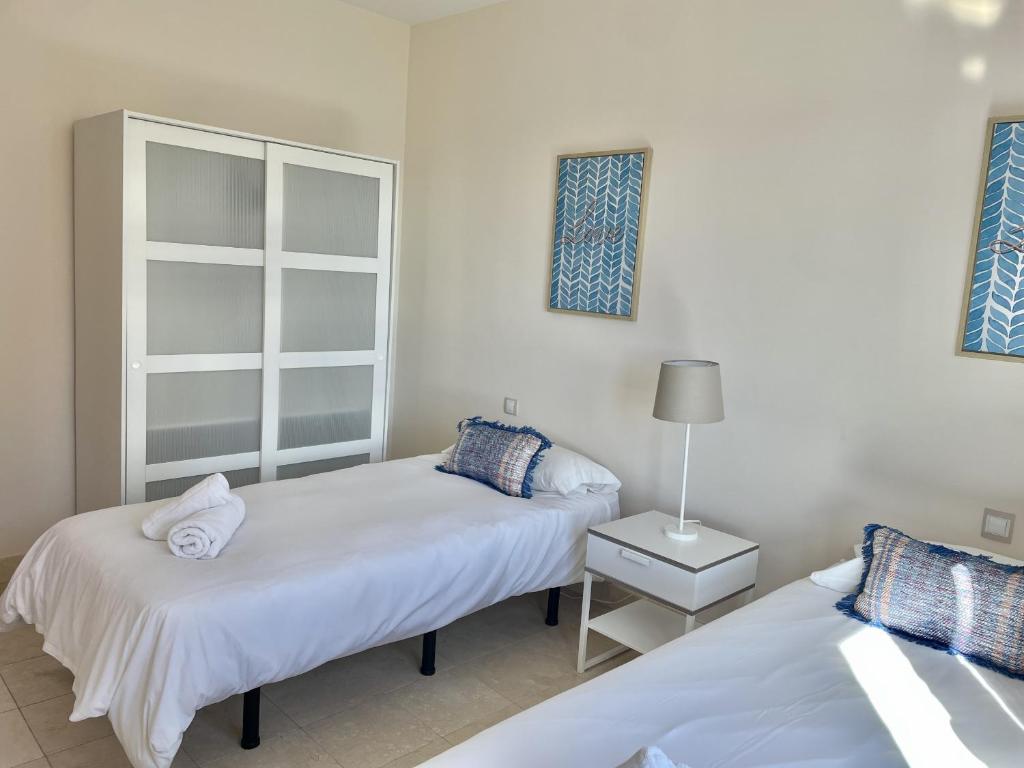 Posteľ alebo postele v izbe v ubytovaní HomeForGuest Villa 5 in Salobre Golf with private pool, garden and great views