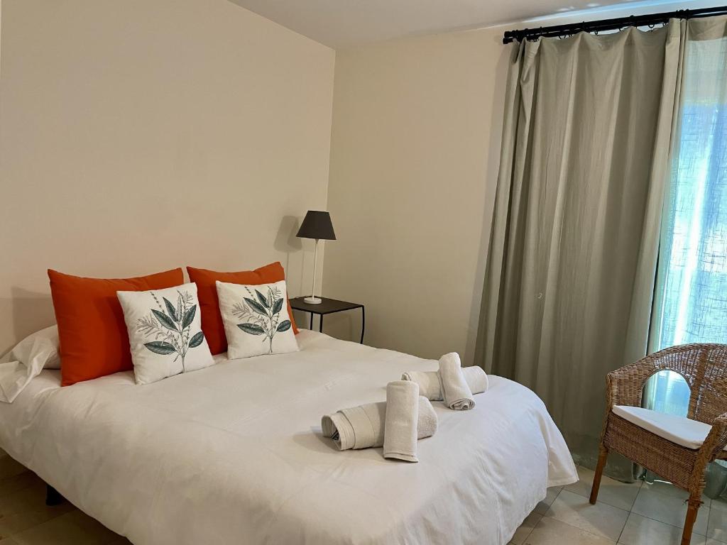 Posteľ alebo postele v izbe v ubytovaní HomeForGuest Villa 5 in Salobre Golf with private pool, garden and great views