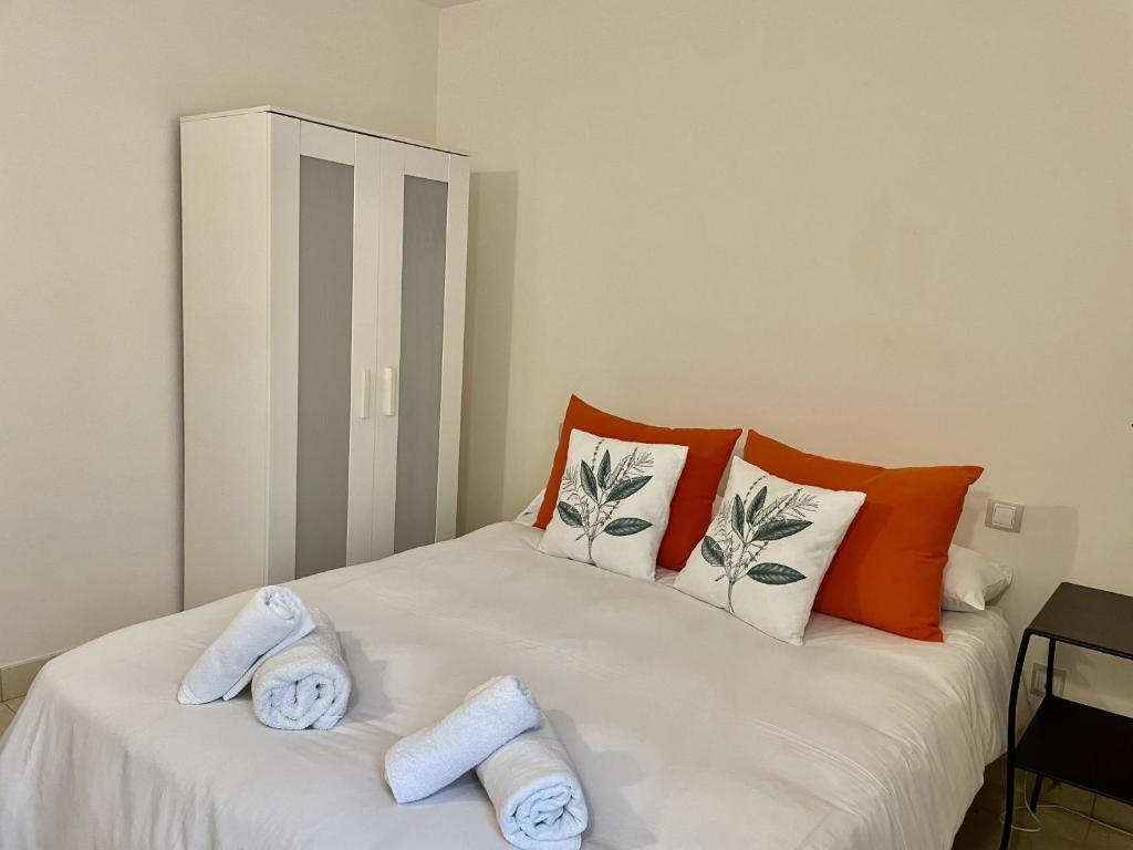 Posteľ alebo postele v izbe v ubytovaní HomeForGuest Villa 5 in Salobre Golf with private pool, garden and great views