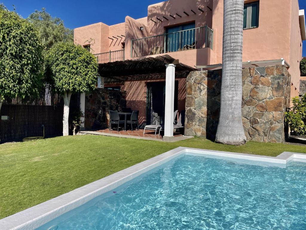 Bazén v ubytovaní HomeForGuest Villa 5 in Salobre Golf with private pool, garden and great views alebo v jeho blízkosti
