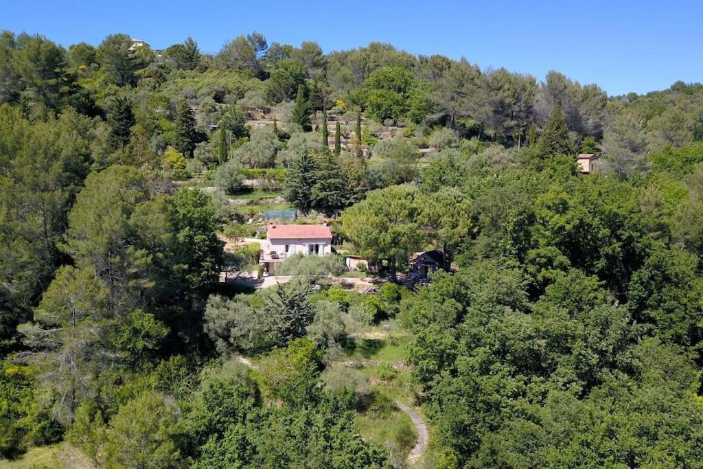 uma vista aérea de uma casa no meio de uma floresta em Appartement avec Rivière privative em Tourrettes