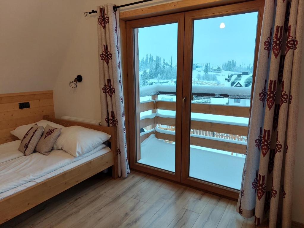 Posteľ alebo postele v izbe v ubytovaní Domki na Wierchu - z widokiem na góry