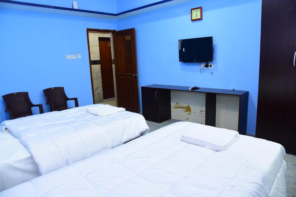 Postel nebo postele na pokoji v ubytování Thangam Residency