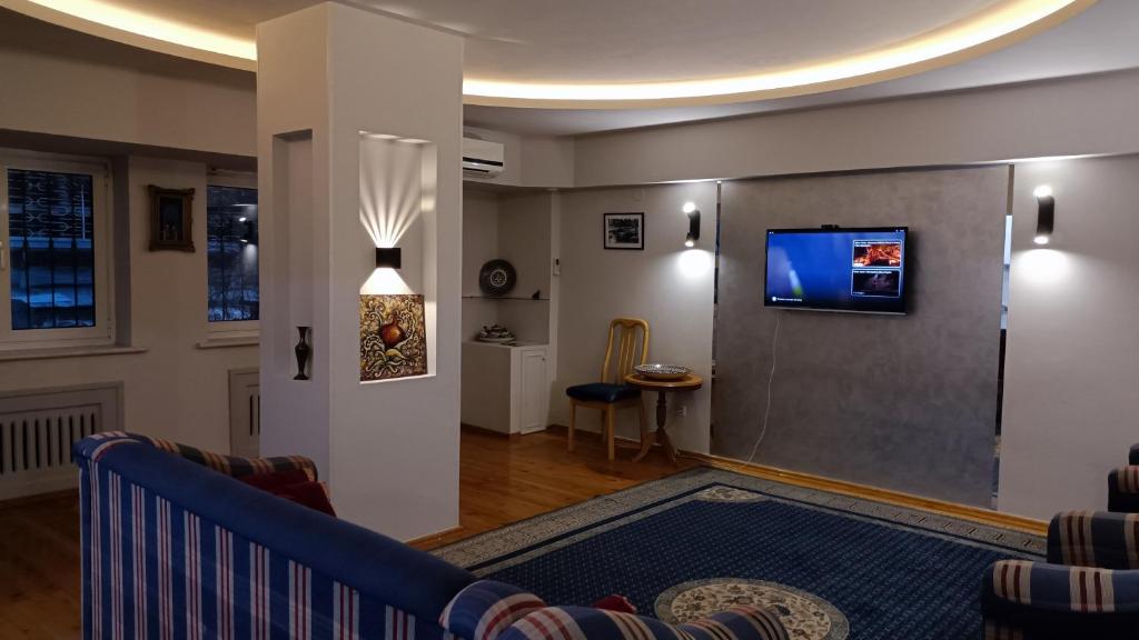Μια τηλεόραση ή/και κέντρο ψυχαγωγίας στο 3-Bedroom Apartment on Ohunboboev