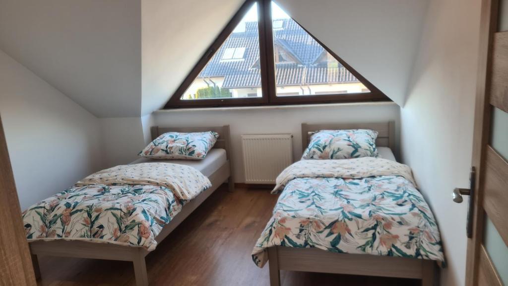 Giường trong phòng chung tại Dom pod Wroclawiem16