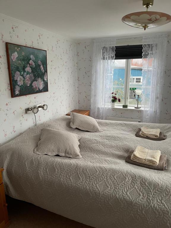 a bedroom with a large bed with two towels on it at Carina & Peters Place in Kristdala