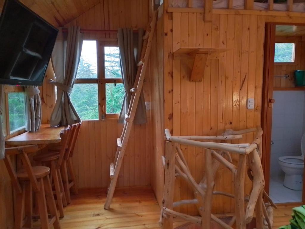 Habitación con escalera y aseo en una cabaña en Casa Mujer Villa Agueda en Chocontá