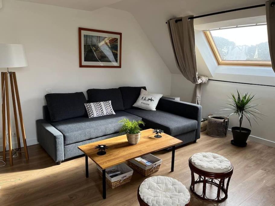 ein Wohnzimmer mit einem Sofa und einem Tisch in der Unterkunft Appartement T2 - port d'Orange in Saint-Pierre-Quiberon