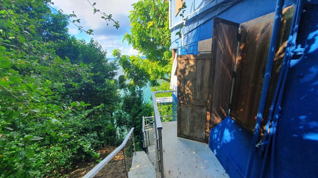 Otwarte drzwi niebieskiego pociągu na ulicy w obiekcie APARTO-STUDIO JUNTO AL MAR Blue Lizard Studio w mieście Providencia
