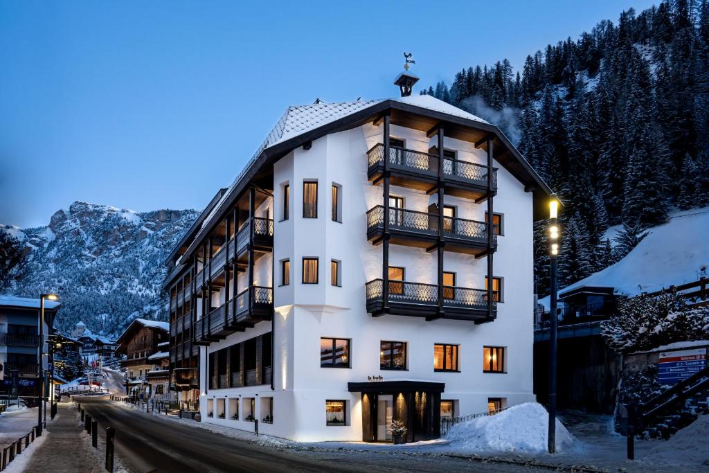 Nespecifikovaný výhled na hory nebo výhled na hory při pohledu z hotelu