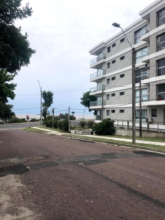 una calle vacía delante de un edificio en Elizabeth y Ronald Apartamento, en Colonia del Sacramento