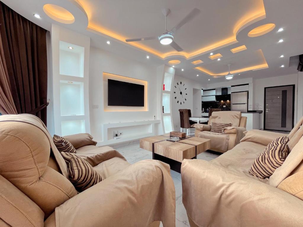 un grand salon avec des canapés et une télévision dans l'établissement sharm luxury apartment in sharm hills, à Charm el-Cheikh
