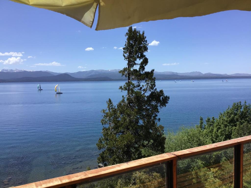 uma vista para um lago com um veleiro na água em Melipal Schuss ARG41 em San Carlos de Bariloche
