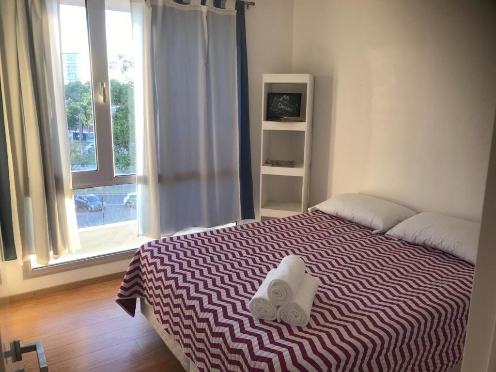 - une chambre avec un lit et 2 serviettes dans l'établissement Departamento Puerto Norte, à Rosario