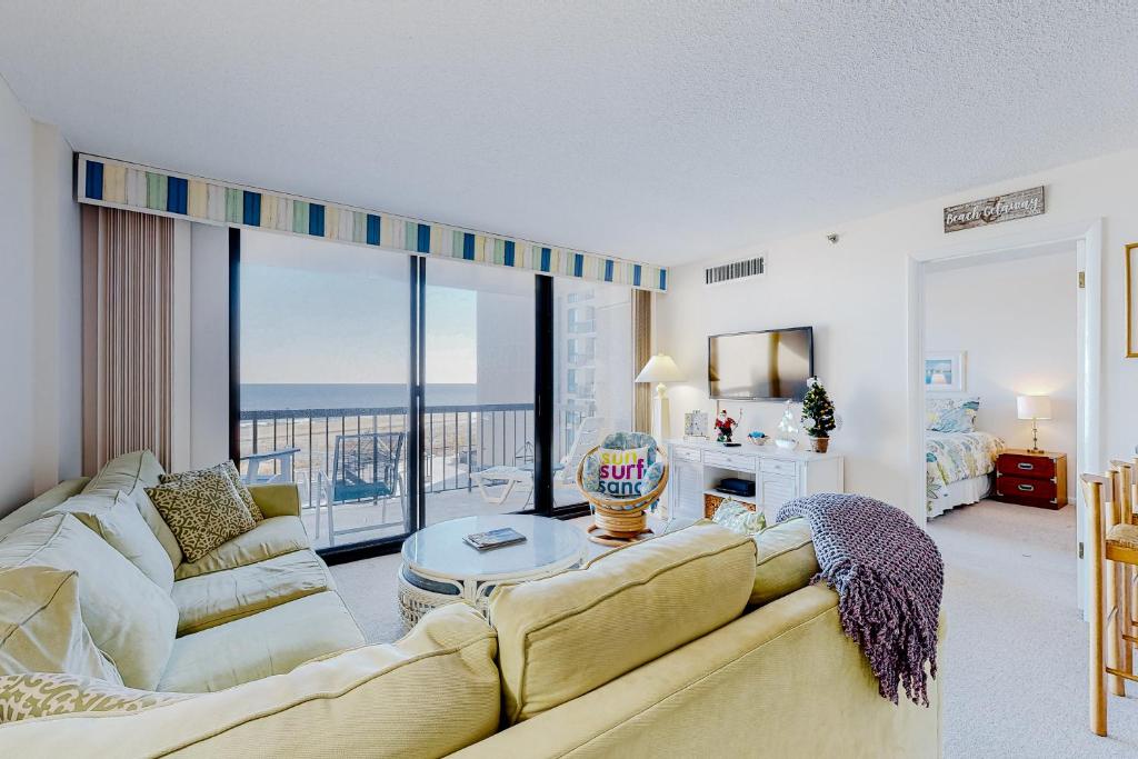 ein Wohnzimmer mit Sofa und Tisch in der Unterkunft Sea Colony --- 403 Farragut House Road in Bethany Beach