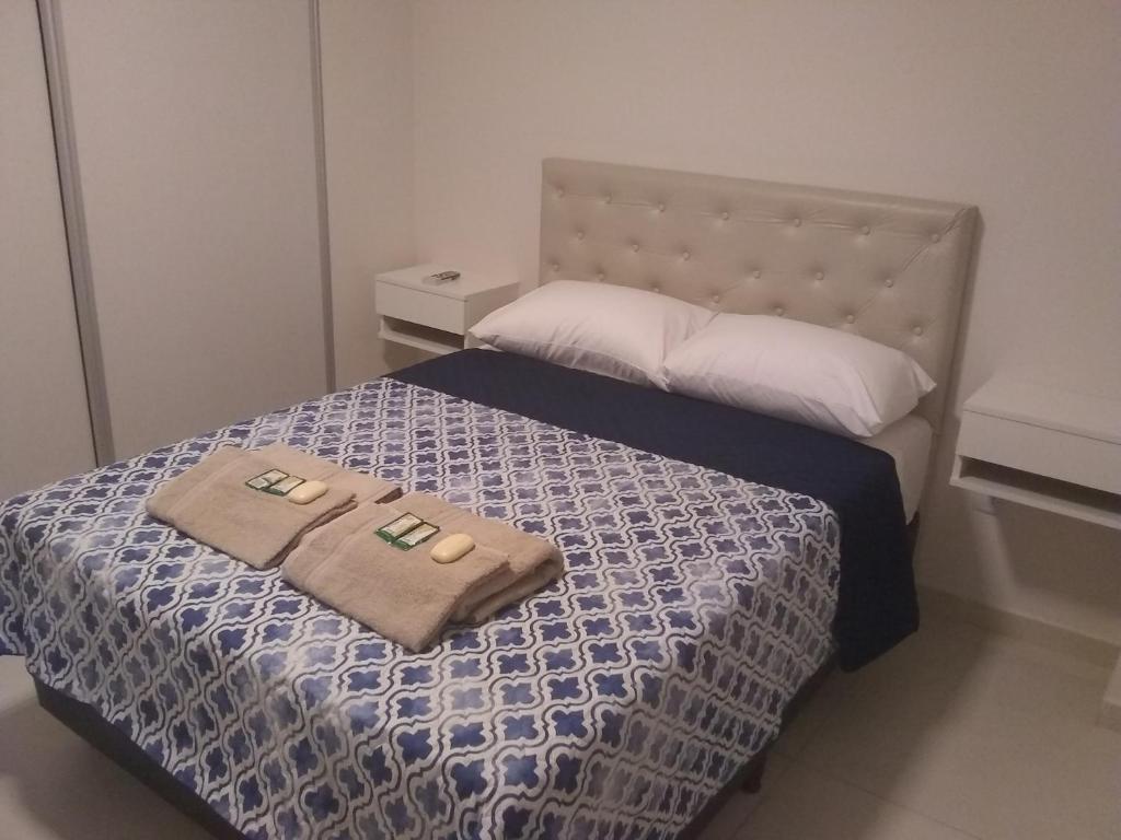 1 dormitorio con 1 cama con 2 toallas en Depto 1Dorm Av Mate de Luna en San Miguel de Tucumán