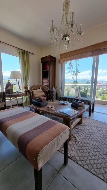 1 dormitorio con cama, mesa y sofá en Balcón del Cielo en Salta