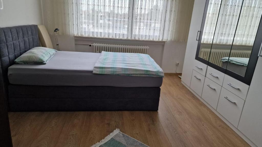 Ein Bett oder Betten in einem Zimmer der Unterkunft A Special Room in a Private German Style Home