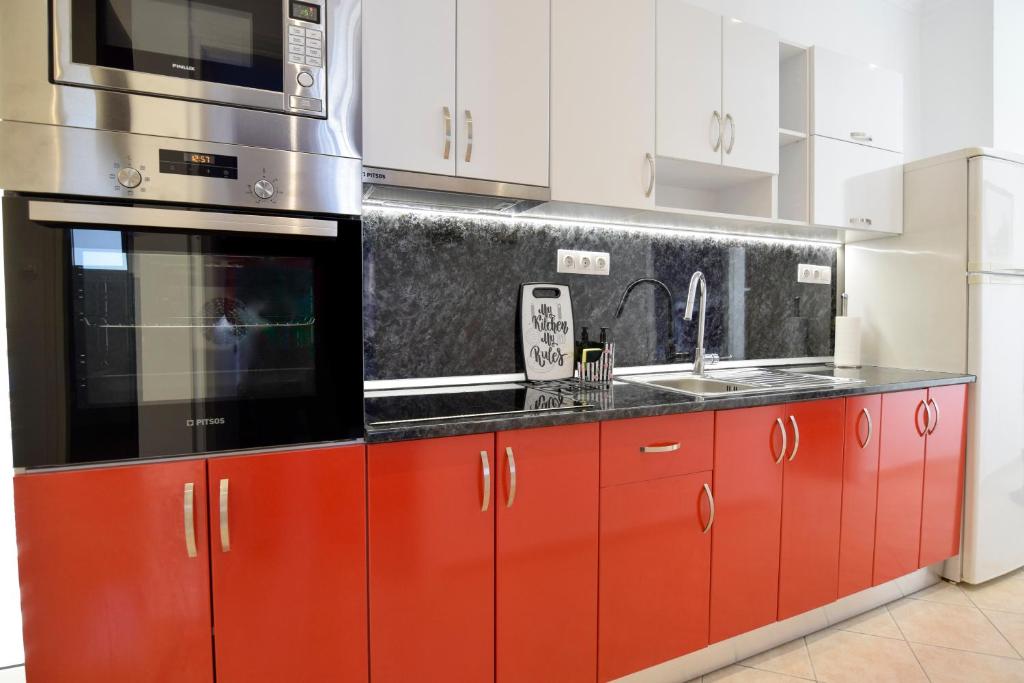 A kitchen or kitchenette at Rubini City Apartment