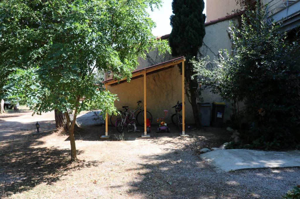 Ogród w obiekcie Duplex 130m2 dans un mas entouré de vergers - piscine