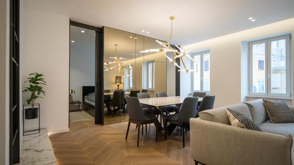 comedor y sala de estar con mesa y sillas en Luxury Apartment Contesa, en Rovinj