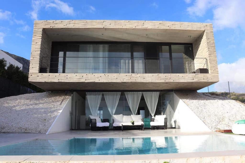 una casa con una piscina di fronte di Amazing Villa in Benalmadena a Benalmádena