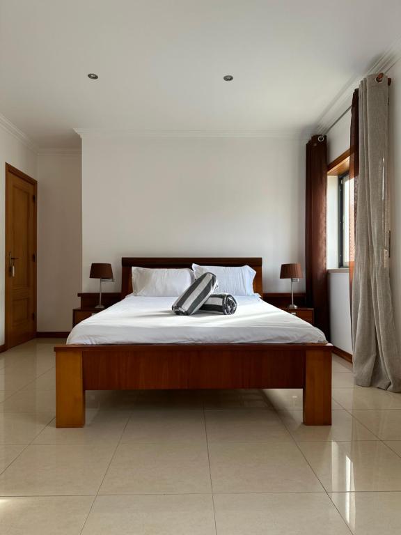 um quarto com uma cama com um telefone em Ocean Guesthouse Baleal em Ferrel