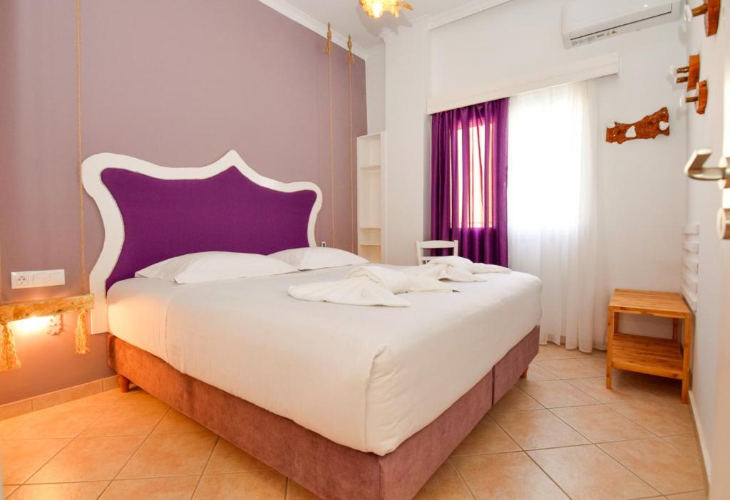 A bed or beds in a room at Rubini City Apartment