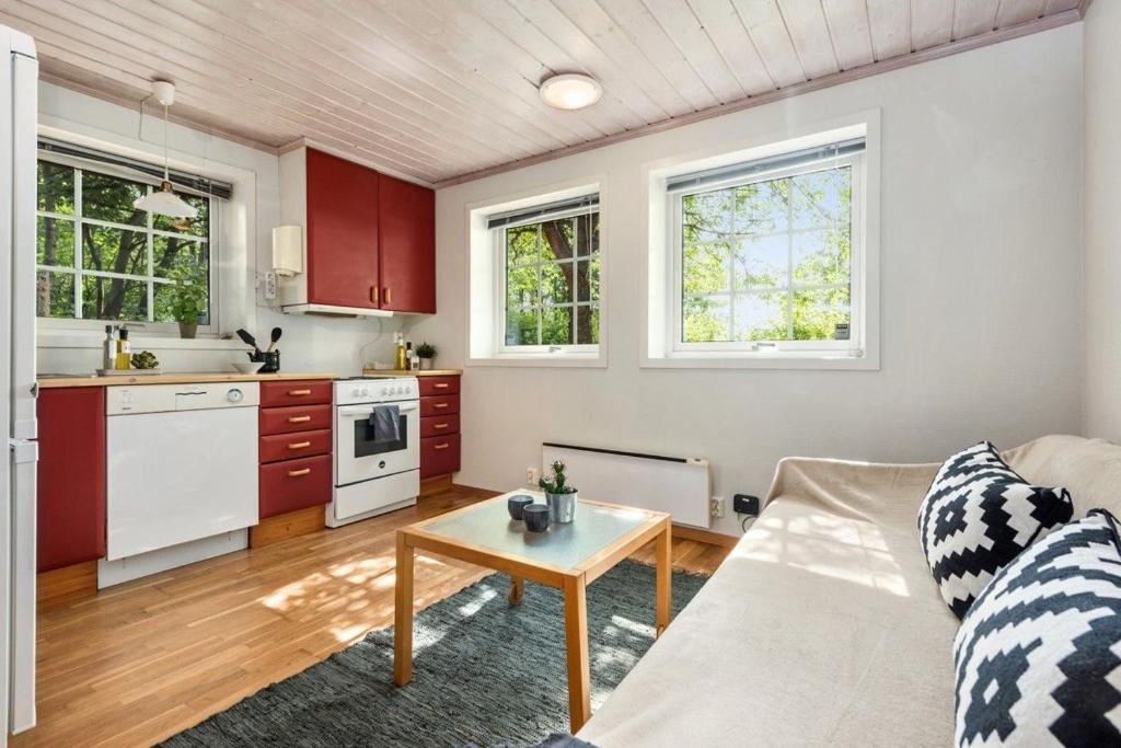 uma sala de estar com um sofá e uma mesa em Pretty appartment close to Oslo em Asker