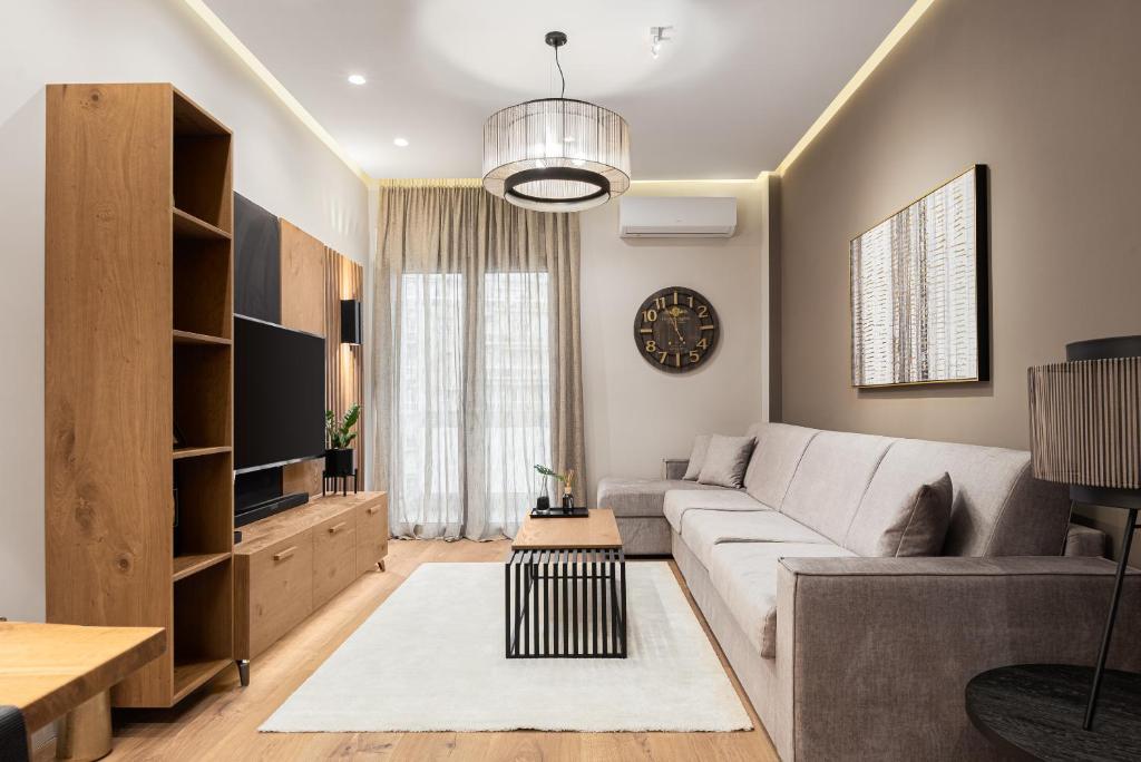 uma sala de estar com um sofá e uma televisão em Acropolis Elite Residences em Atenas