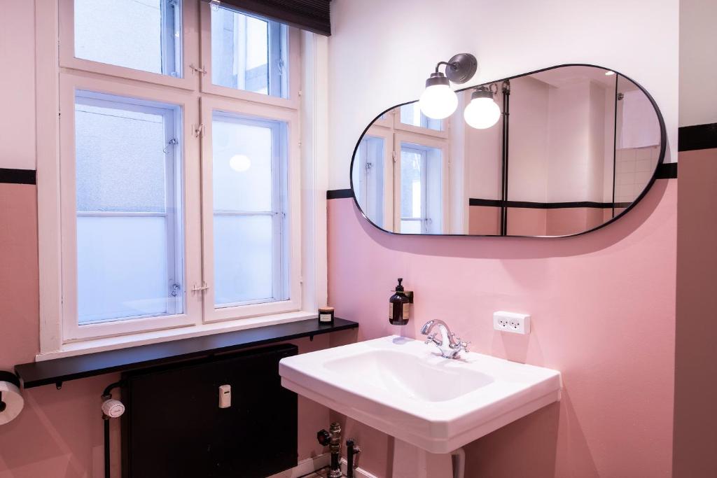 y baño con lavabo y espejo. en Kings Square 2BR by Daniel&Jacob's, en Copenhague