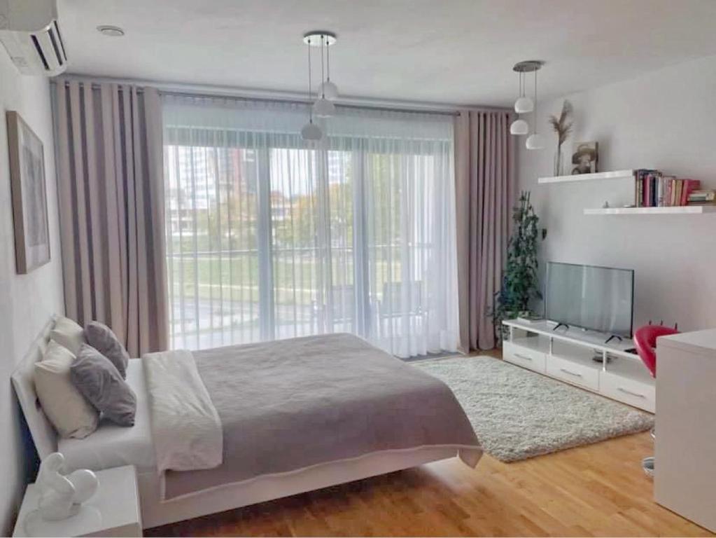 Posteľ alebo postele v izbe v ubytovaní Capital Towers - Apartament Pop-art z widokiem na rzekę