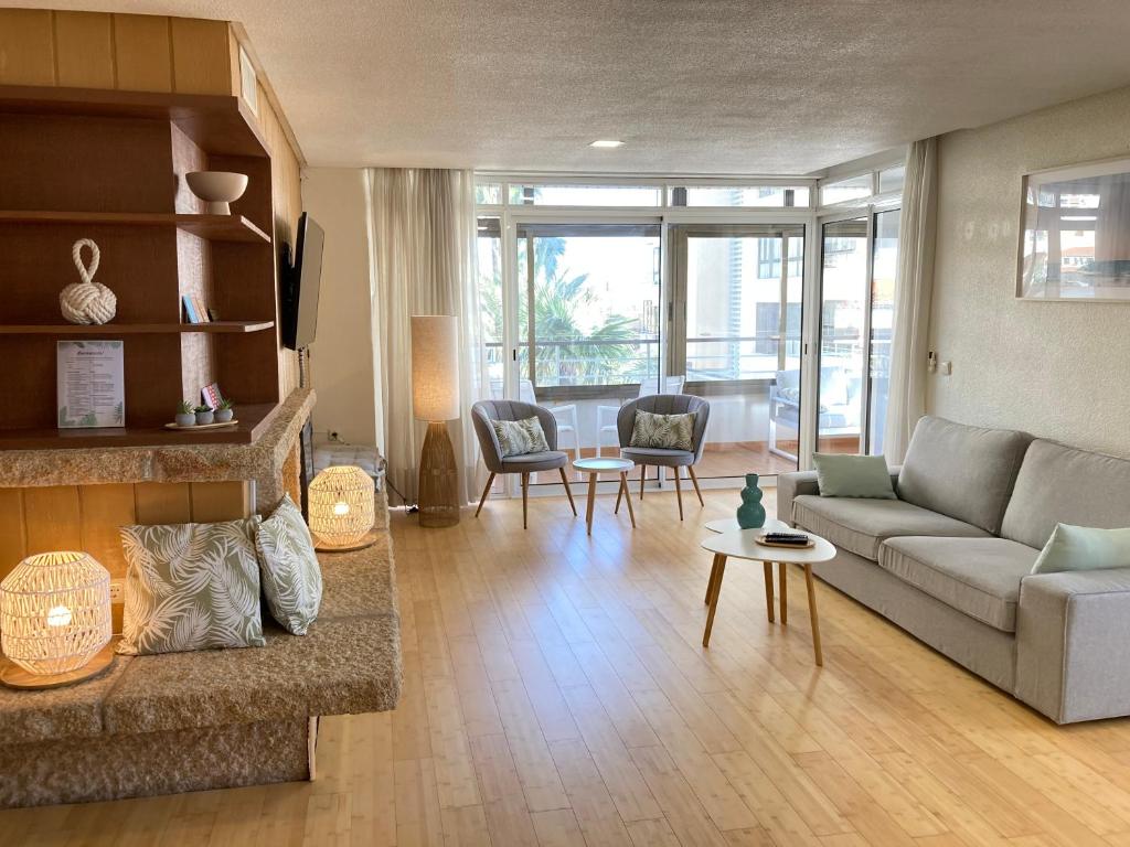 La Nogalera modern and spacious Apartment with pool and sea view
