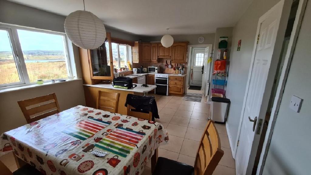Postel nebo postele na pokoji v ubytování Gort Lodge V23x673