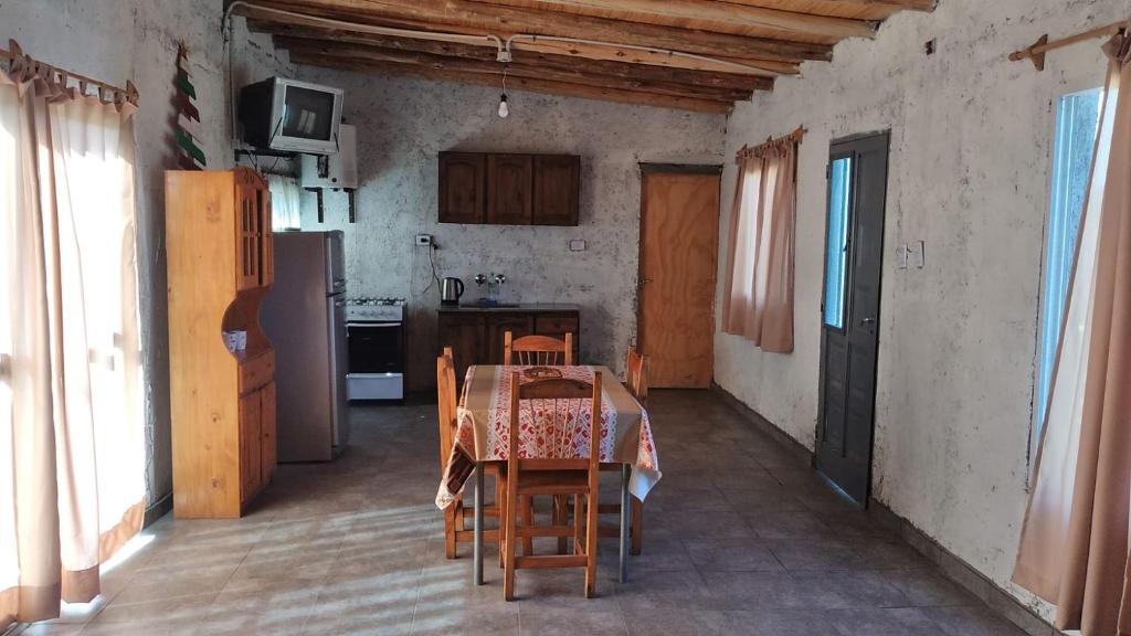 cocina con mesa y sillas en una habitación en L' AMORE DELLA NONNA en San Rafael