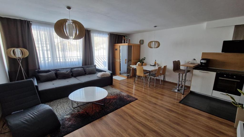 ein Wohnzimmer mit einem Sofa und einem Tisch in der Unterkunft Apartment Panorama 35C in Donovaly