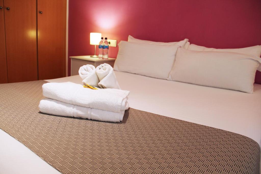 Giường trong phòng chung tại City Centre Room