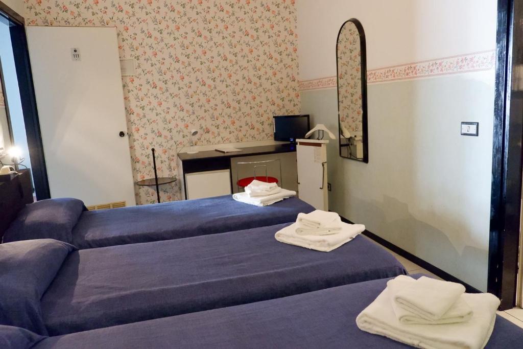 Postel nebo postele na pokoji v ubytování Hotel Letizia