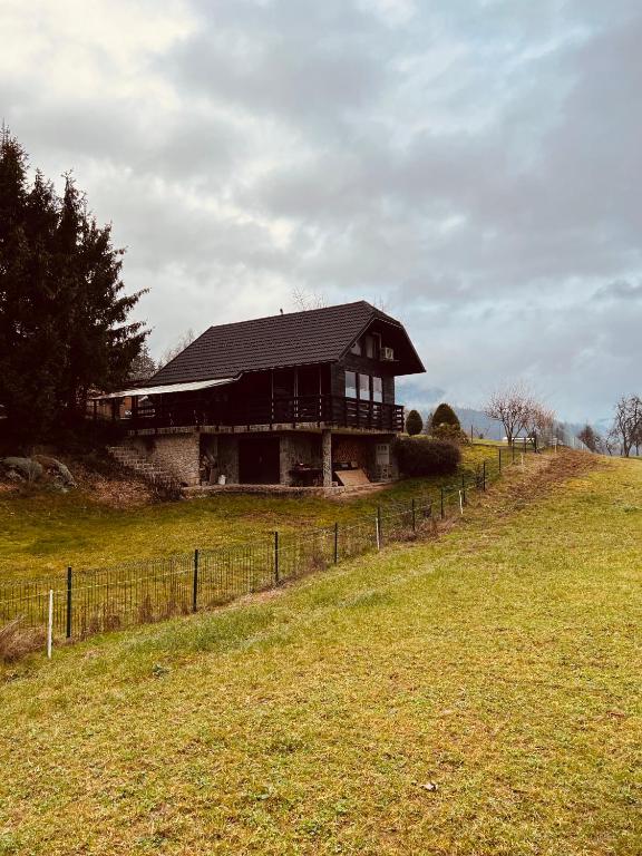 una vieja casa en una colina en un campo en Chalet PJagodic, en Cerklje na Gorenjskem