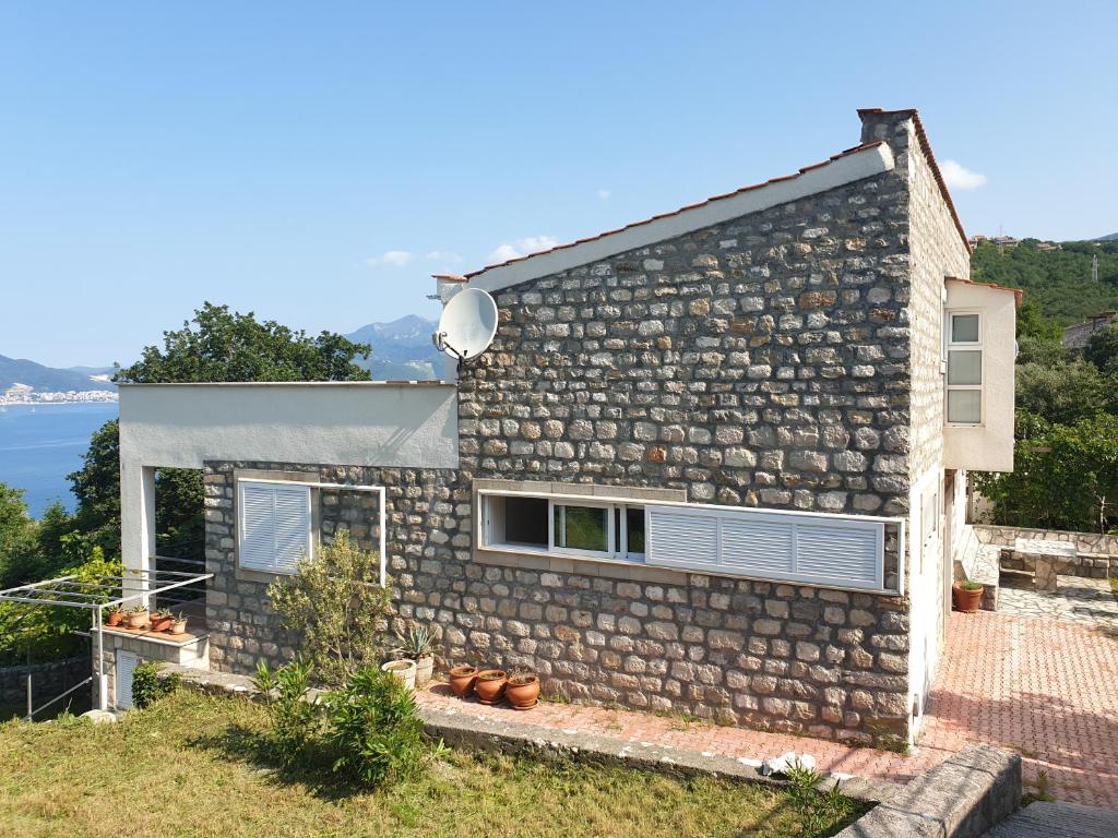 una casa in pietra con un muro di pietra di Villa Frida a Sveti Stefan