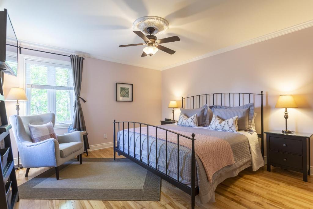 Una cama o camas en una habitación de Les Dames du Lac