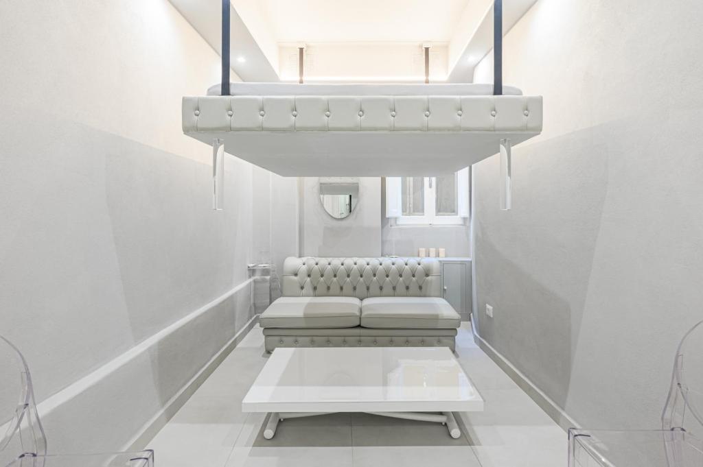 A bed or beds in a room at Happy Florence Ponte Vecchio Bed UpDown