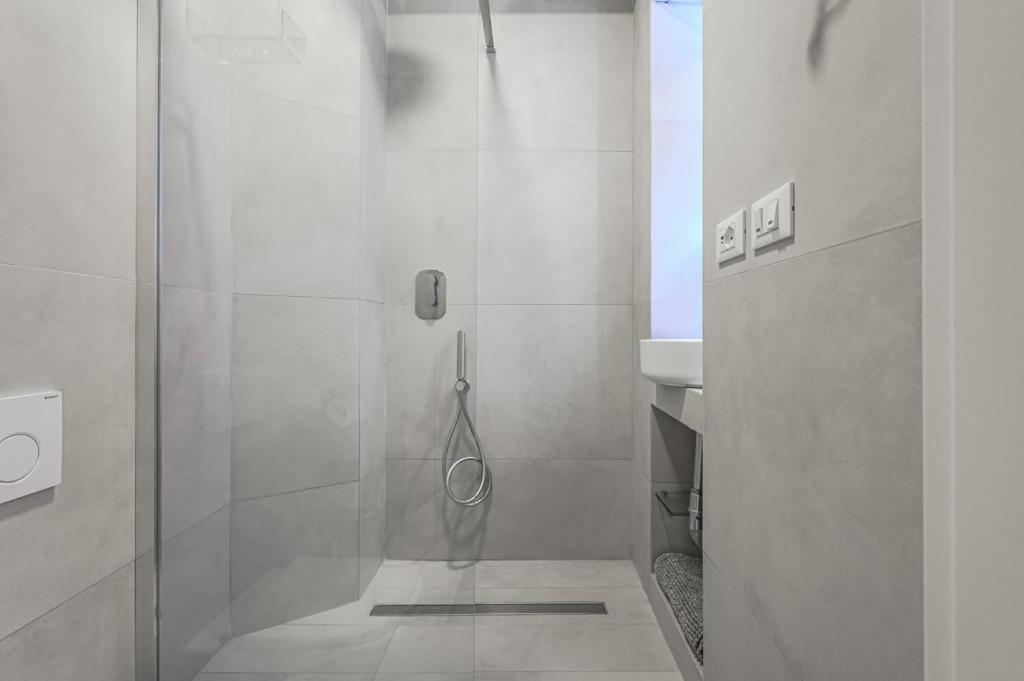 A bathroom at Happy Florence Ponte Vecchio Bed UpDown
