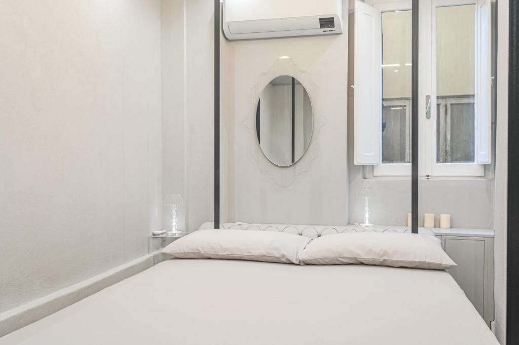A bed or beds in a room at Happy Florence Ponte Vecchio Bed UpDown