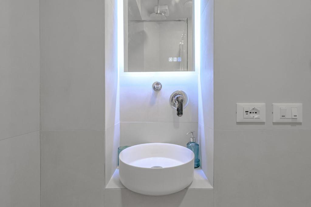 A bathroom at Happy Florence Ponte Vecchio Bed UpDown