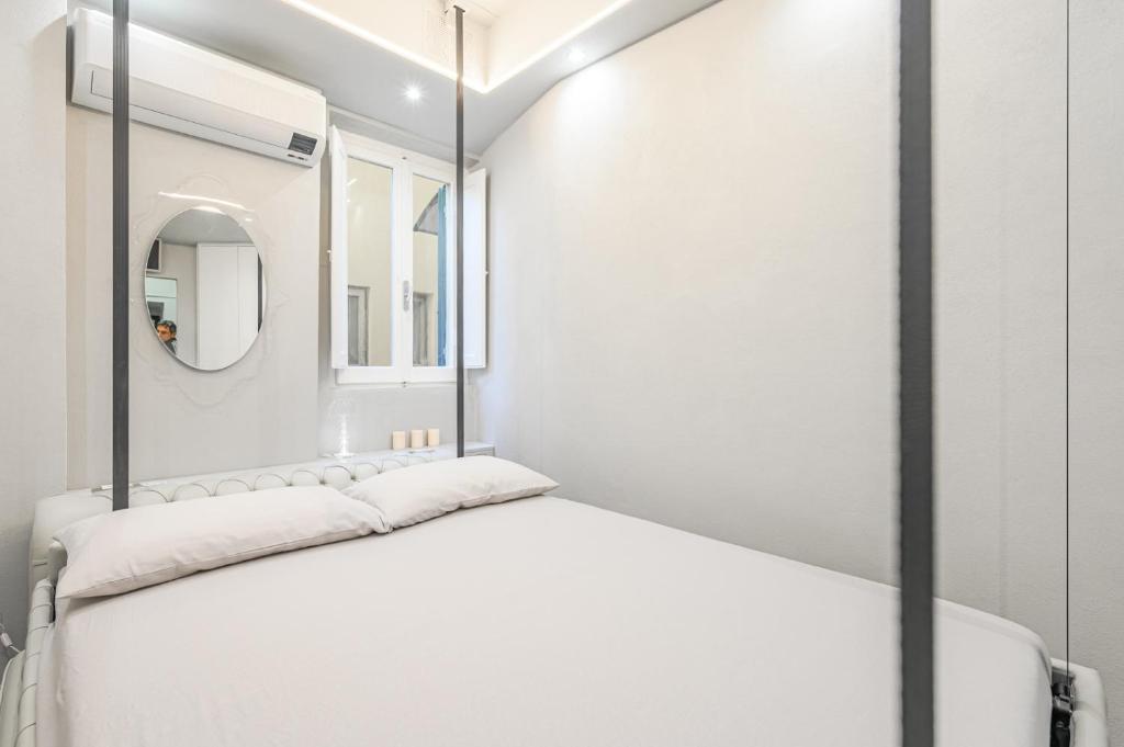 A bed or beds in a room at Happy Florence Ponte Vecchio Bed UpDown