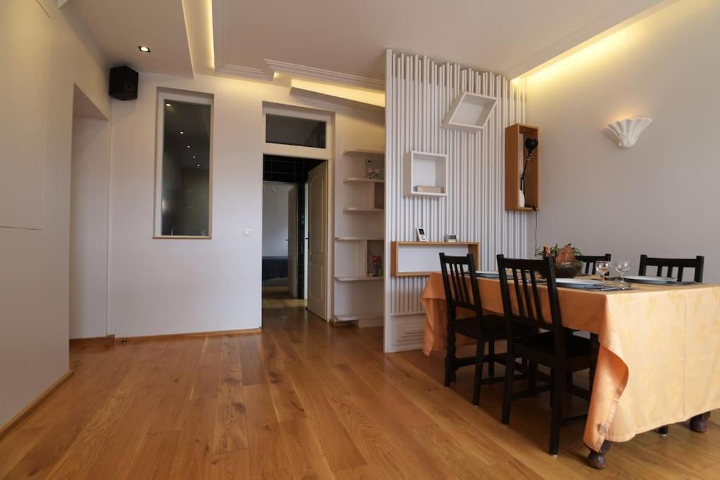 3-room separate unit in Sceaux (80 sq.m/860 sq.ft) في سو: مطبخ وغرفة طعام مع طاولة وكراسي