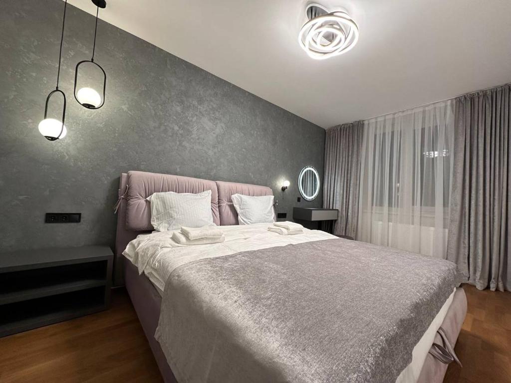 a bedroom with a large bed in a room at Квартира з Джакузі вулиця Під Голоском 15 стилізована з новим сучасний ремонтом in Lviv