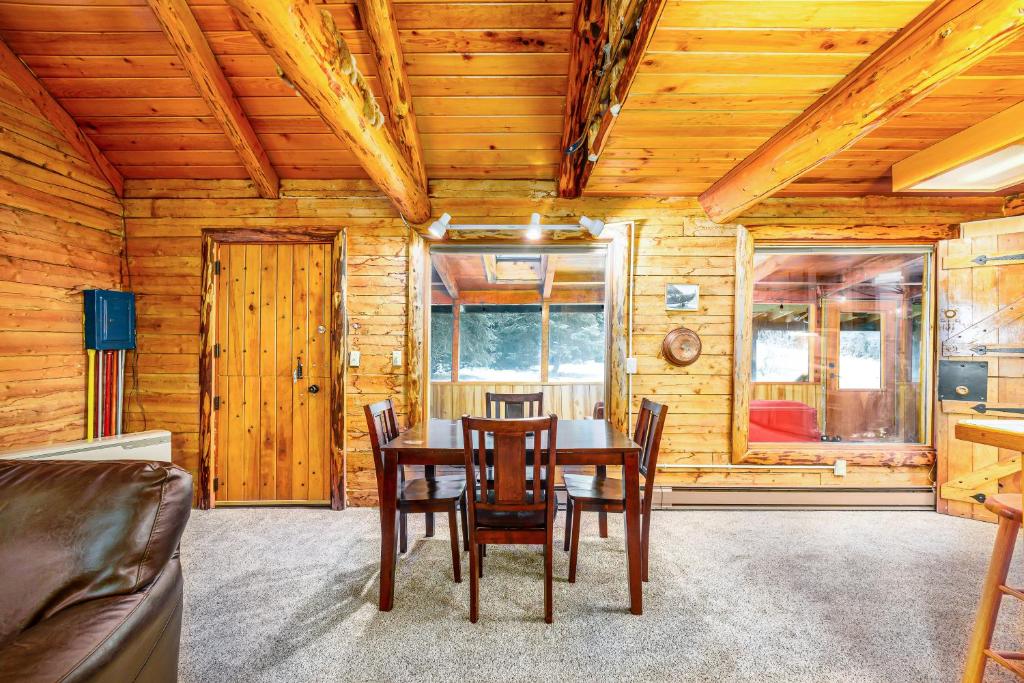 Fotografie z fotogalerie ubytování Alpine Meadows Log Cabin v destinaci Girdwood