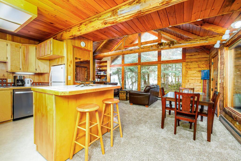 Kuchyň nebo kuchyňský kout v ubytování Alpine Meadows Log Cabin